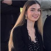 Bonjour, je suis étudiante en master de droit en France. Je peux enseigner à distance l’anglais, le français (langue étrangère ou maternelle), le droit ou autre ! Je peux aussi faire de l’aide aux devoirs ou du soutien scolaire pour le primaire, le collèg